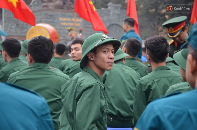 Những giọt nước mắt bịn rịn của người thân ngày tiễn tân binh lên đường nhập ngũ Những giọt nước mắt bịn rịn của người thân ngày tiễn tân binh lên đường nhập ngũ